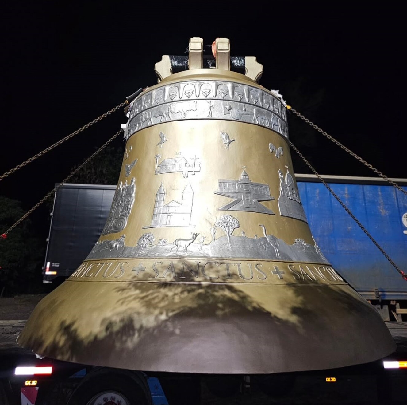Maior sino do mundo cruza o interior de MG a caminho de Trindade (GO) | Centro-Oeste