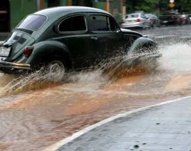 Mais de 600 cidades estão sob alerta para temporais e ventanias em MG