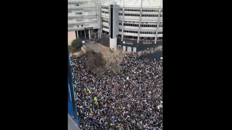 'Mar de gente': as imagens impressionantes da comemoração do Newcastle