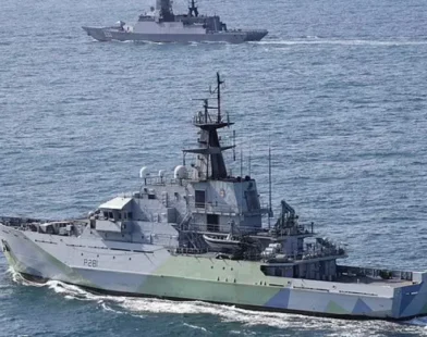 Marinha britânica monitora navios russos no Canal da Mancha