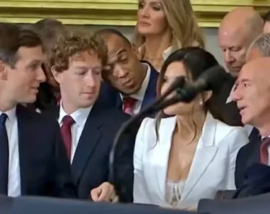 Mark Zuckerberg 'confere' decote de noiva de Jeff Bezos e vídeo viraliza