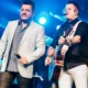Marrone 'passa bem' após bater com a cabeça no palco em show, mas permanece internado