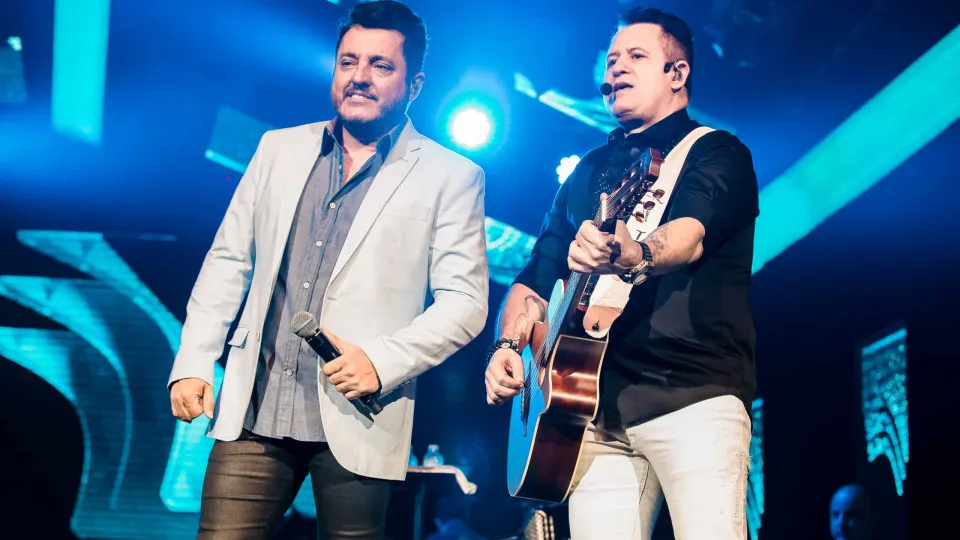 Marrone 'passa bem' após bater com a cabeça no palco em show, mas permanece internado