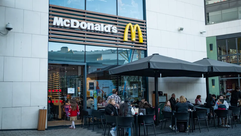 McDonald's supera em vendas de mesma loja no 4º tri e quer abrir 2,2 mil restaurantes em 2025