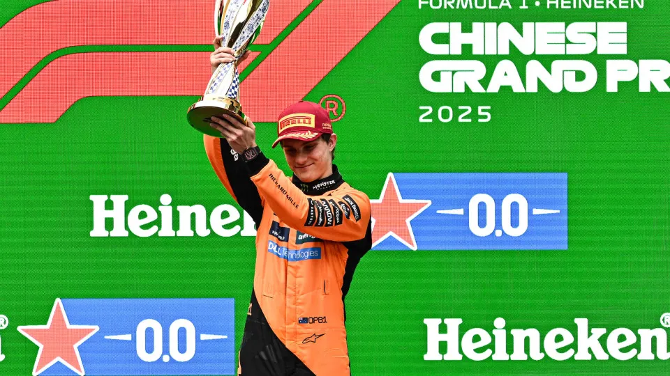 McLaren sobra e Piastri lidera dobradinha no GP da China; Bortoleto é 17º