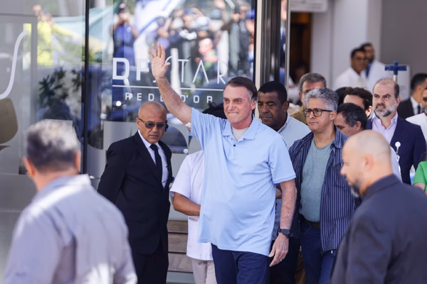 Médicos de Bolsonaro recomendam que ele não vá a ato pela anistia