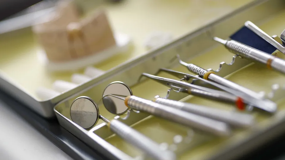Menina de nove anos morre após intervenção cirúrgica em dentista nos EUA