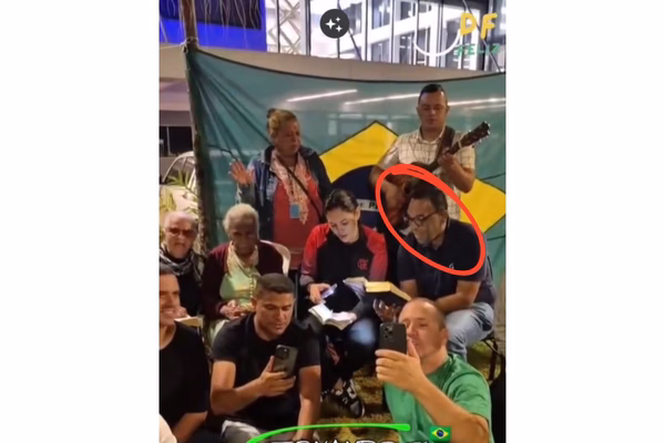 Michelle é cobrada por cortar de foto pastor que orou por Bolsonaro