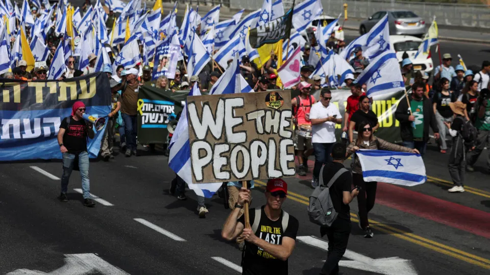Milhares protestam em Israel e marcham até a residência de Netanyahu