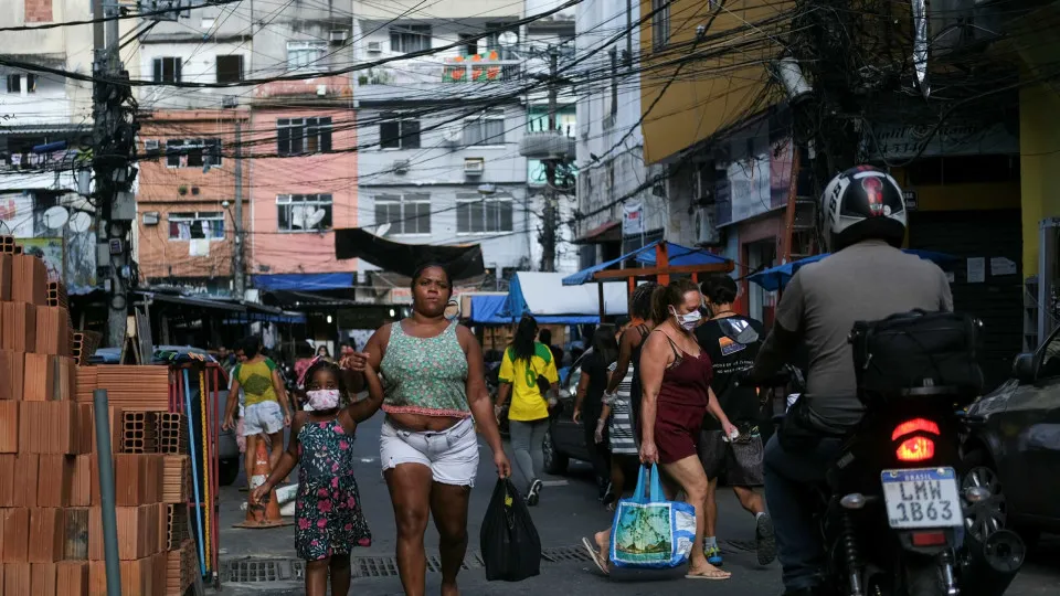 Moradores relatam tiroteio e falta de luz em operação policial na Rocinha (RJ)