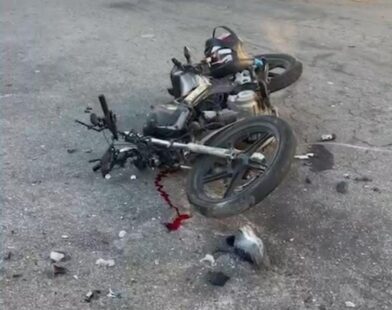 Motociclista fica gravemente ferido em acidente com van no Centro de Divinópolis