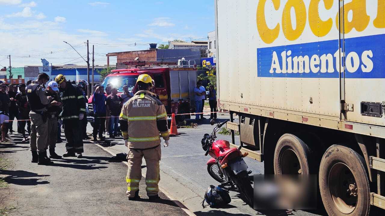 Motociclista morre e passageira fica gravemente ferida após acidente com caminhão em Montes Claros
