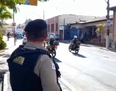 Motociclista tenta fugir de blitz e leva paulada de policiais; vídeo