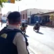 Motociclista tenta fugir de blitz e leva paulada de policiais; vídeo