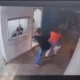 Motorista de aplicativo chuta idosa que comeu biscoito no carro