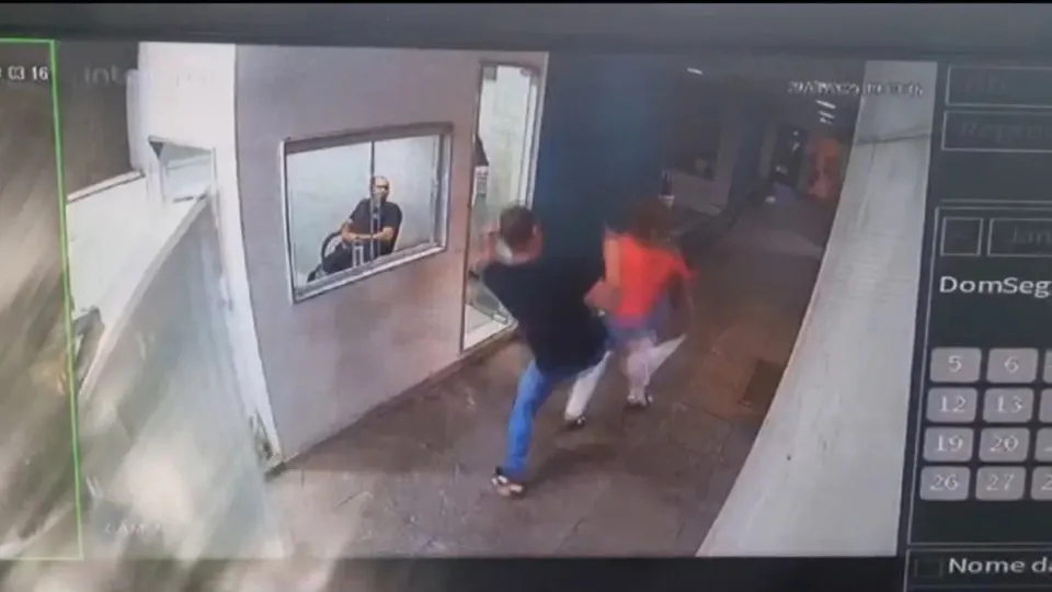 Motorista de aplicativo chuta idosa que comeu biscoito no carro