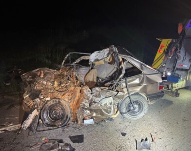 Motorista de carro morre após bater de frente com caminhão na MG-050, em Pimenta