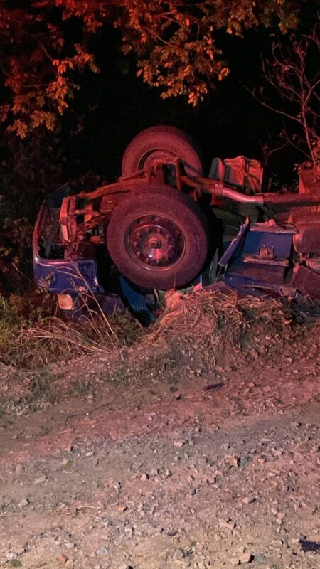 Motorista fica preso às ferragens após caminhão com carga de carvão tombar na MGC-122, em Espinosa