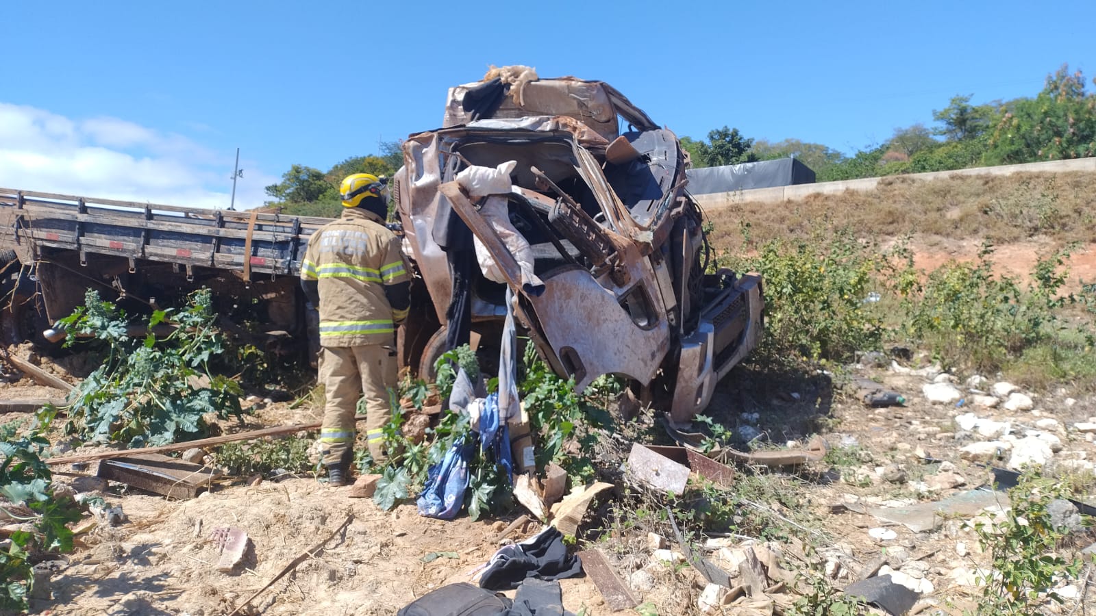 Motorista morre após acidente entre carro e caminhão carregado de melancia na BR-251, em Francisco Sá