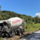 Motorista morre preso às ferragens após batida entre caminhões na MG-260, em Itapecerica | Centro-Oeste
