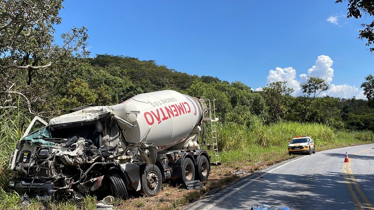 Motorista morre preso às ferragens após batida entre caminhões na MG-260, em Itapecerica | Centro-Oeste