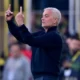 Mourinho critica arbitragem após derrota no clássico de Istambul