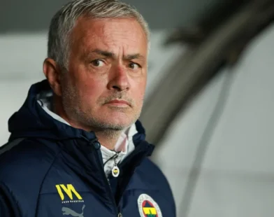 Mourinho é absolvido após denúncia de racismo em clássico no futebol turco
