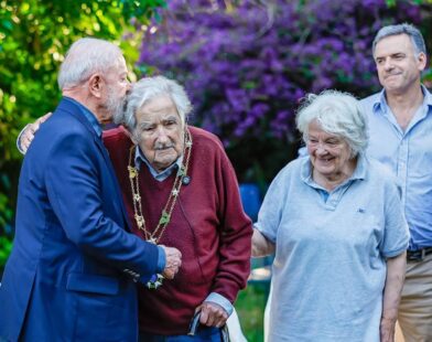 Mujica recebeu de Lula a mais alta honraria brasileira em 2024