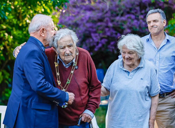 Mujica recebeu de Lula a mais alta honraria brasileira em 2024
