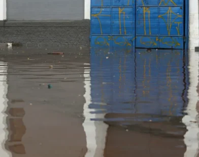 Mulher de 40 anos morre após carro ficar submerso na zona norte de SP