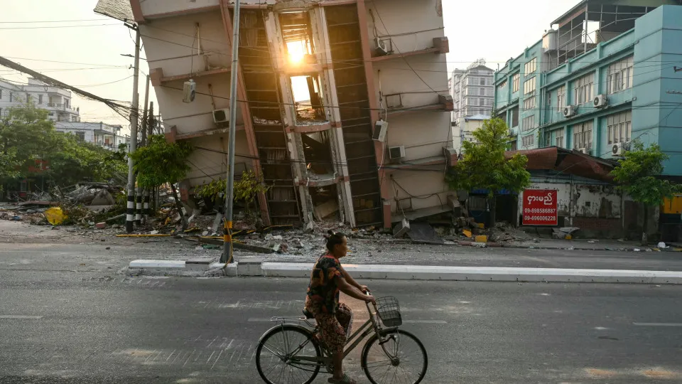 Mulher de 60 anos é resgatada após 91 horas sob escombros em Myanmar