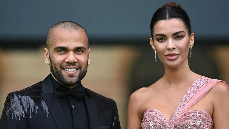 Mulher de Dani Alves reage a absolvição: 'Me insultaram e perseguiram'