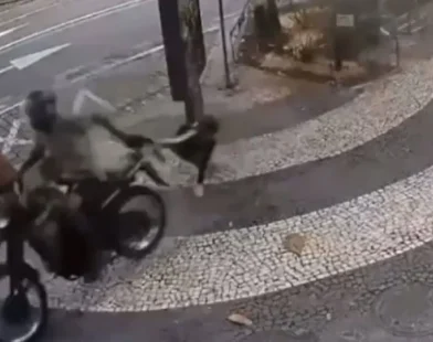 Mulher é arrastada durante tentativa de assalto no Rio; vídeo