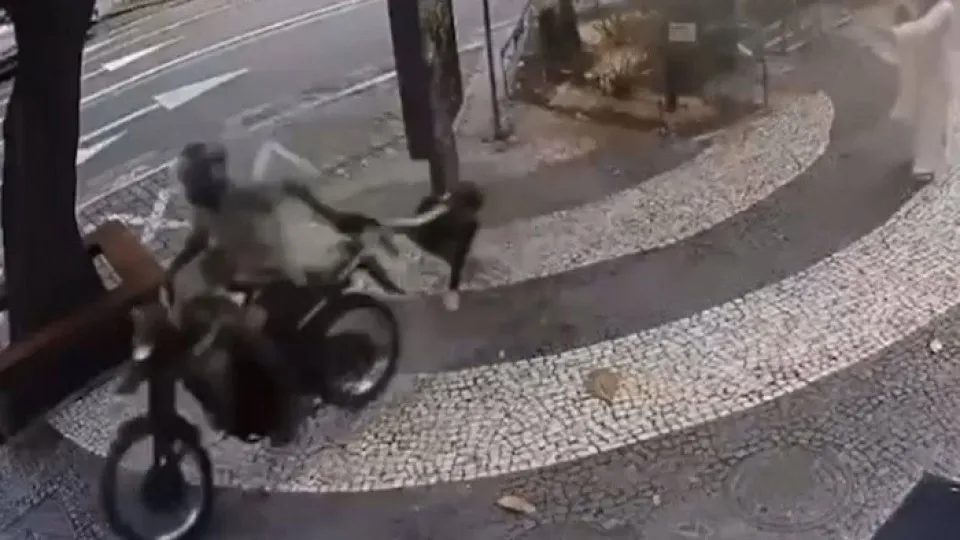 Mulher é arrastada durante tentativa de assalto no Rio; vídeo