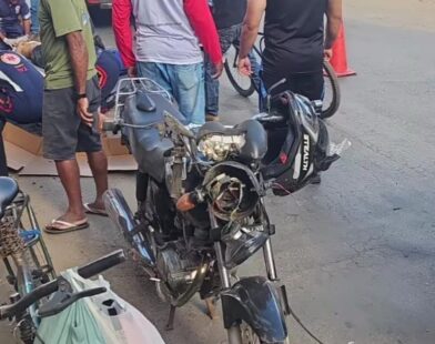 Mulher fica ferida ao ser atropelada por moto em avenida de Montes Claros; condutor também se feriu