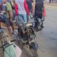 Mulher fica ferida ao ser atropelada por moto em avenida de Montes Claros; condutor também se feriu