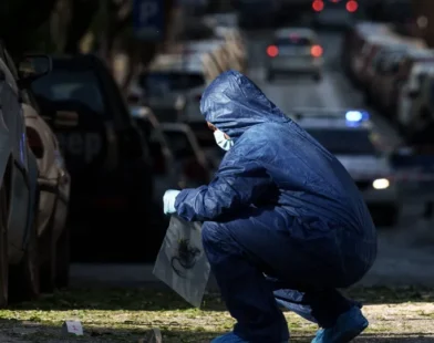 Mulher morre após bomba explodir em suas mãos na Grécia