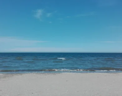 Mulher morre atropelada por escavadeira em praia italiana; veja