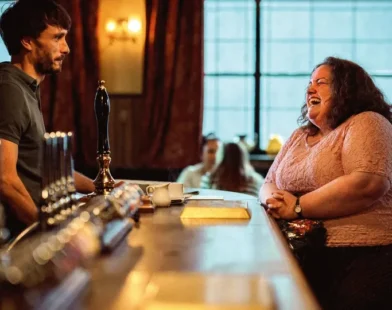 Mulher que supostamente inspirou personagem de 'Bebê Rena' processa Netflix