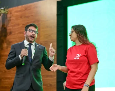 Mulher sobe no palco e interrompe governador no GCF: “diálogo está aberto”, diz Gladson | ac24horas