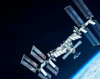 NASA reposiciona Estação Espacial para evitar colisão com lixo orbital