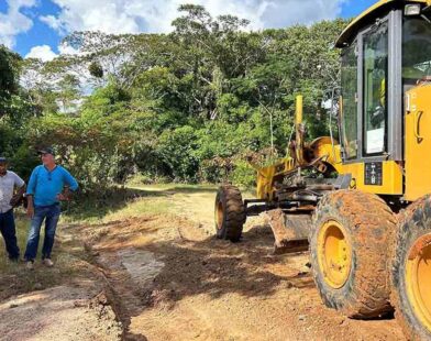Na zona rural, prefeito Jerry Correia acompanha obras em ramais, colheita de milho e café