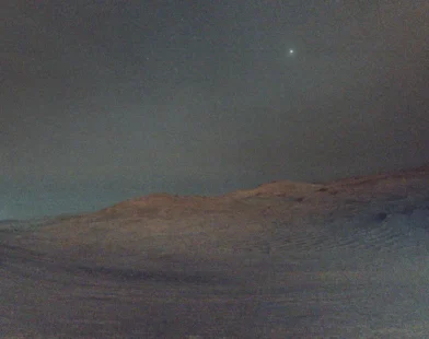 Nasa registra imagem rara da lua Deimos antes do amanhecer em Marte