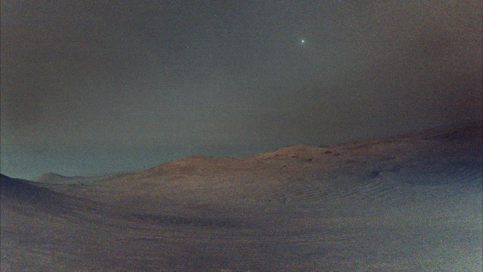 Nasa registra imagem rara da lua Deimos antes do amanhecer em Marte