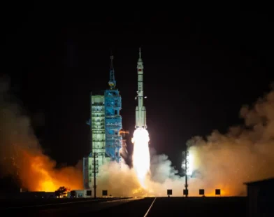 Nave espacial tripulada Shenzhou-19 se acopla à estação espacial chinesa