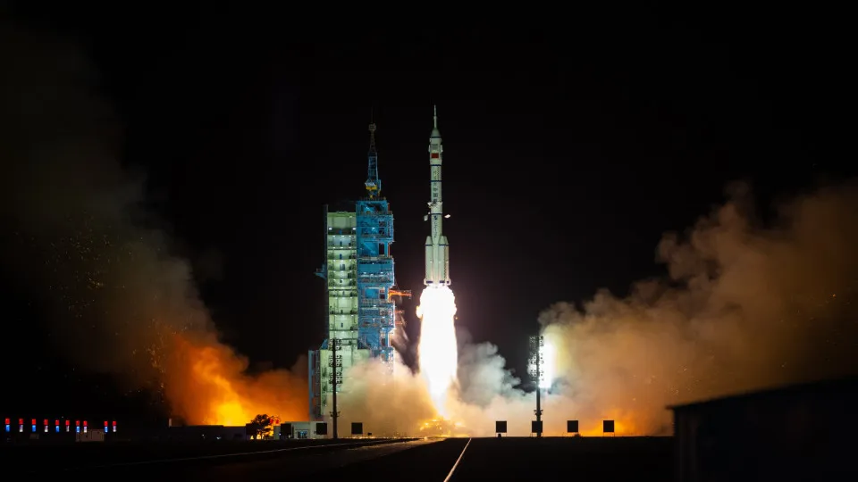 Nave espacial tripulada Shenzhou-19 se acopla à estação espacial chinesa