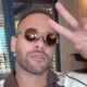 Neymar posa com camisa de clube alemão e gera discussão política