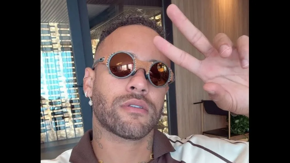 Neymar posa com camisa de clube alemão e gera discussão política