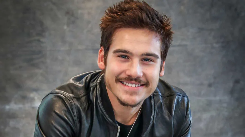 Nicolas Prattes faz pix de R$ 1.300 para pedinte no semáforo