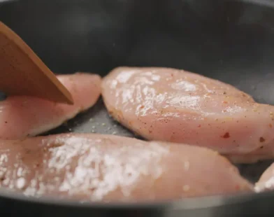 Nove destinos já suspenderam importação de frango brasileiro após caso de gripe aviária